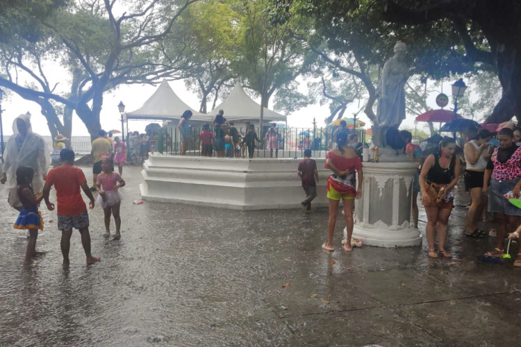 Chuva surpreende p&uacute;blico e leva ao cancelamento da programa&ccedil;&atilde;o infantil de Carnaval no Passeio P&uacute;blico, em Fortaleza.