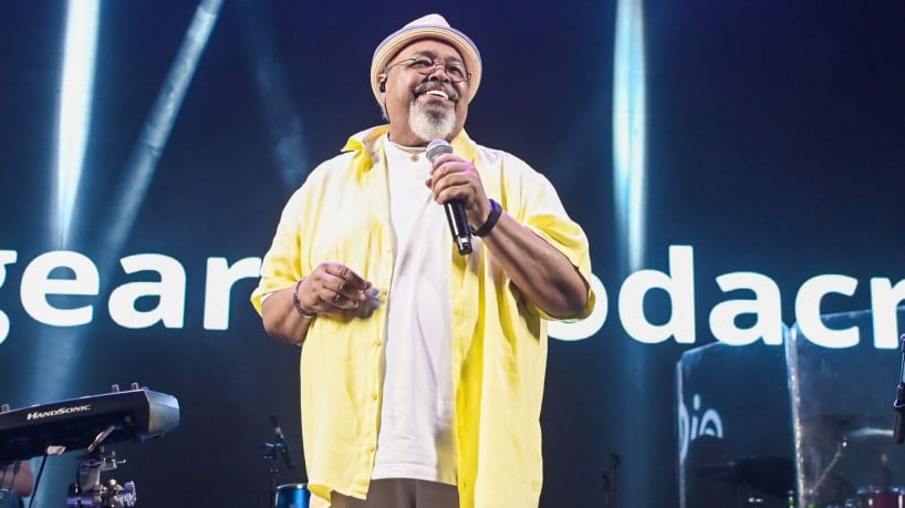 Jorge Aragão arrasta multidão na Domingos Olímpio ...