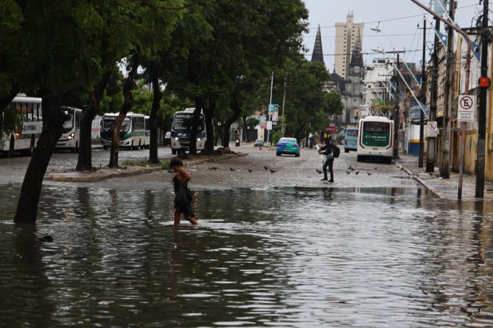 No cruzamento da rua Castro e Silva com a Avenida Imperador, um ponto grave de alagamento foi registrado