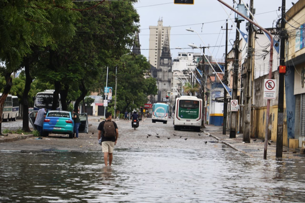 No cruzamento da rua Castro e Silva com a Avenida Imperador, apesar do alagamento, pedestres e motoristas enfrentaram a chuva e seguiram o caminho 