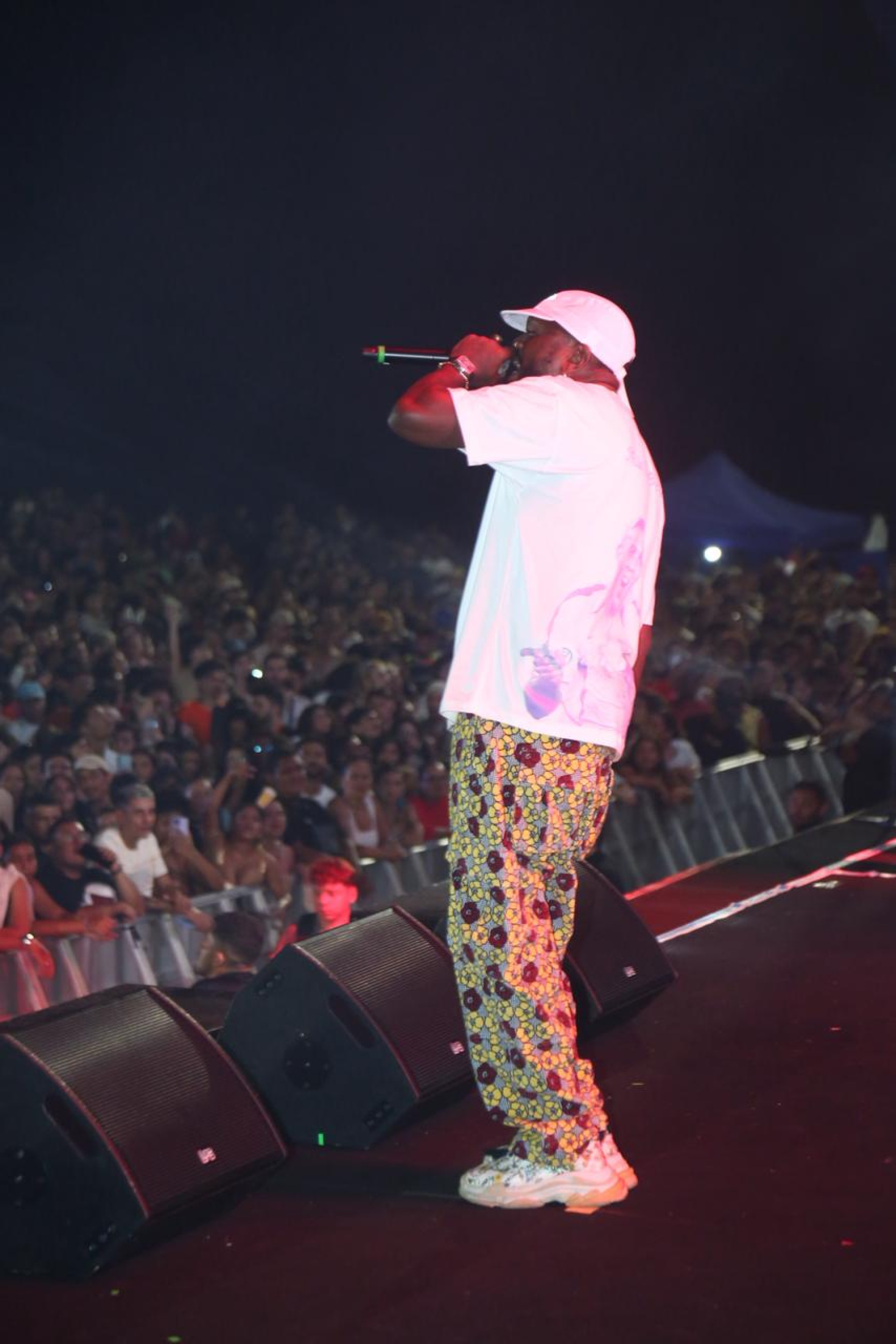 O rapper Djonga se apresentou nesta segunda-feira, 16, como atração de Carnaval no Aterrinho da Praia de Iracema, em Fortaleza