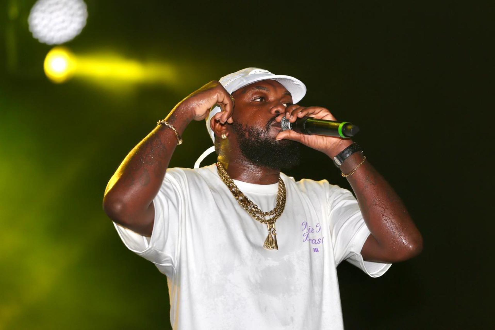 O rapper Djonga se apresentou nesta segunda-feira, 16, como atração de Carnaval no Aterrinho da Praia de Iracema, em Fortaleza