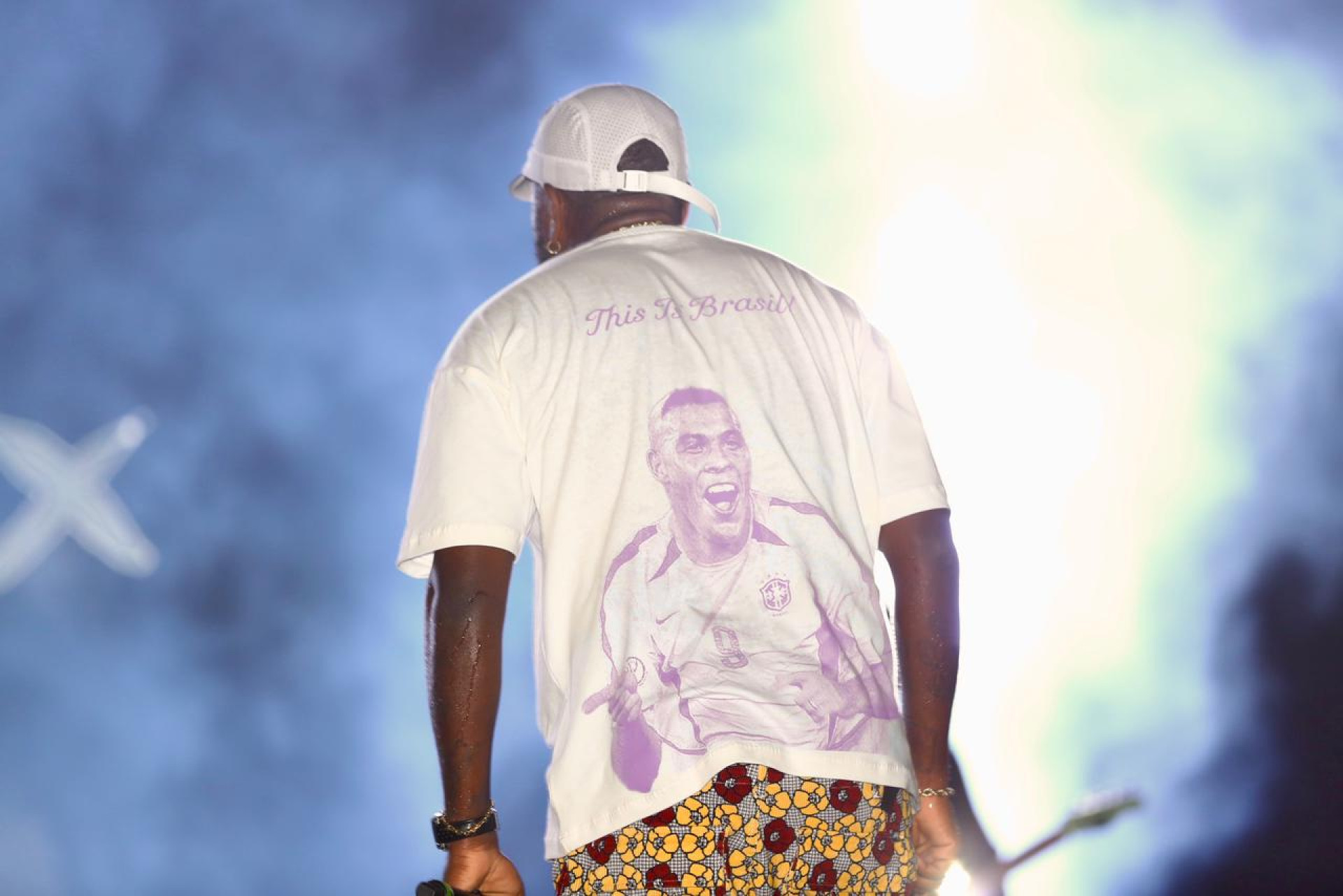 O rapper Djonga se apresentou nesta segunda-feira, 16, como atração de Carnaval no Aterrinho da Praia de Iracema, em Fortaleza