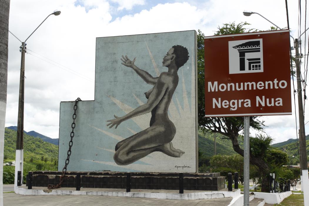 Monumento Negra Nua, na entrada de Redenção, marco do pioneirismo na libertação dos escravos no Brasil (Foto: RAFAEL CAVALCANTE)