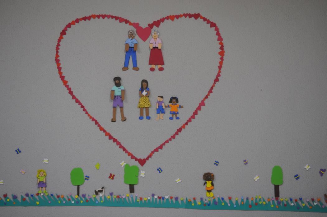 Abuso sexual contra crianças e adolescentes
Na foto: Desenho de uma famíla na parede da sala do DCECA 
Foto: Deivyson Teixeira, em 17/05/2011