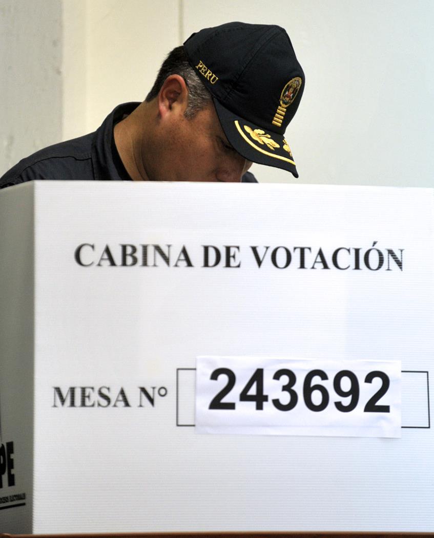 A police officer casts his vote at a polling station in Lima during the Peruvian presidential election on June 5, 2011. Peruvians voted Sunday in an extremely close presidential run-off between Ollanta Humala, a nationalist ex-lieutenant colonel and Keiko Fujimori, daughter of a jailed ex-strongman.  AFP PHOTO/CRIS BOURONCLE
 (Foto: CRIS BOURONCLE)