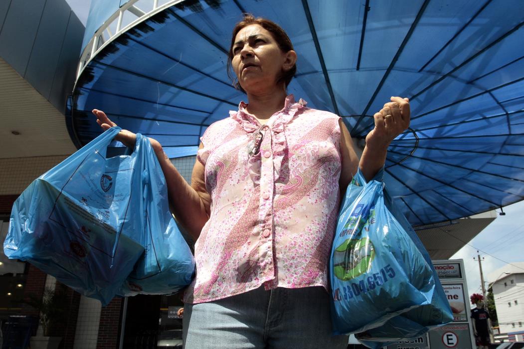 Proibi&ccedil;&atilde;o do uso de sacolas pl&aacute;sticas em ambientes comerciais  Na foto: Angely Freitas, 59, aposentada, com sacolas pl&aacute;sticas de supermercado  Foto: Edimar Soares, em 26/01/2012