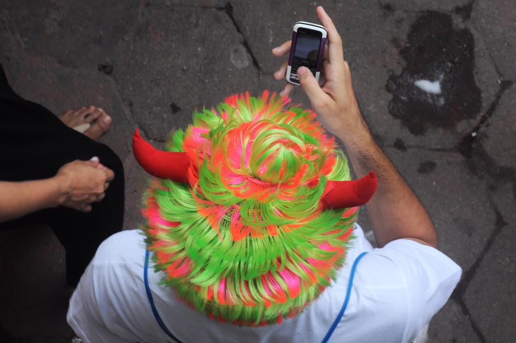 Carnaval em Fortaleza - Bloco Luxo da Aldeia
Na foto: Homem de peruca colorida com celular na mão
Foto: André Salgado, em 20/02/2012