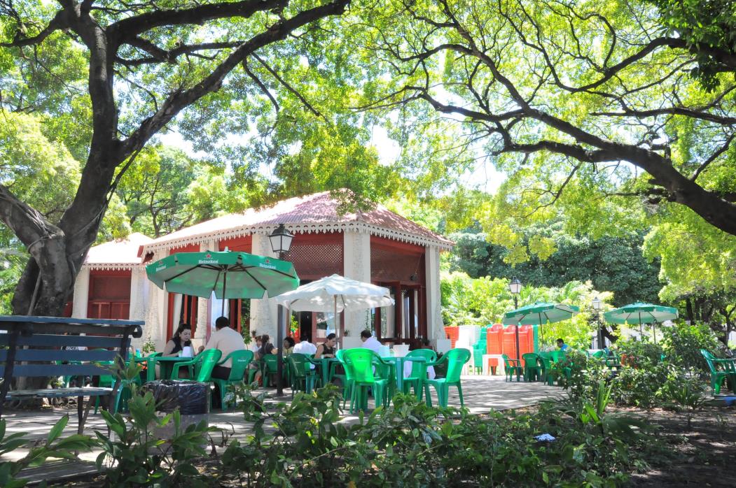 Depois de dar uma volta lá, você pode tomar um café ou comer no café Passeio Bar e Restaurante