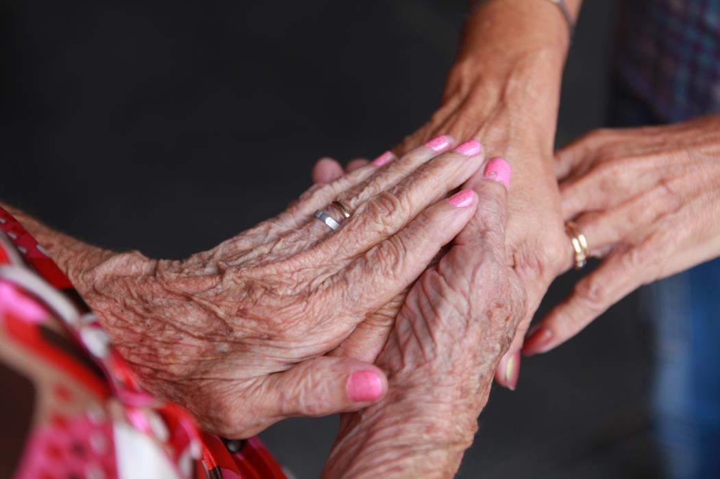 Ciência e Saúde - Cuidadores de Idosos
Na foto: Carmélia Barbosa de Miranda, 85, poetisa, e a filha Marli Ribeiro de Castro, 59, que é sua cuidadora, no atendimento de geriatria do Hospital Walter Cantídio
Foto: Sara Maia, em 10/01/2013 (Foto: SARA MAIA)
