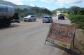 ITAPAJÉ, CE, BRASIL, 16-05-2013: Placa do Departamento Nacional de Infraestrutura de Transportes (DNIT) sinaliza atenção de motoristas na rodovia no trecho danificado. Buracos na BR-222, no  trecho do KM-115. (Foto: Deivyson Teixeira/O POVO)