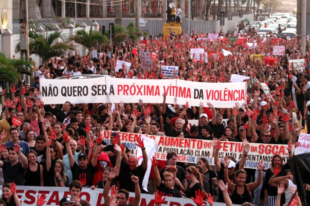 FORTALEZA, CE, BRASIL, 13-06-2013: Manifestantes com faixas e cartazes. Participantes do Movimento Fortaleza Apavorada fazem passeata saindo do Palácio da Abolição e seguindo pela Avenida Beira Mar, para reinvidicar mais segurança na cidade de Fortaleza.  (Foto: Igor de Melo /O POVO) (Foto: IGOR DE MELO)