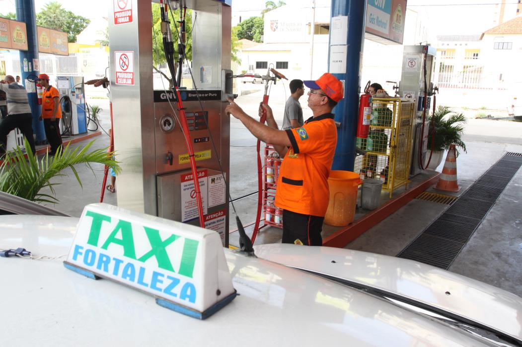 FORTALEZA, CE, BRASIL, 02-07-2013: Frentista abastece táxi em posto de GNV. Queda de abastecimento de Gás Natural Veicular (GNV), apenas taxistas usam o combustível. (Foto: Evilázio Bezerra/O POVO)