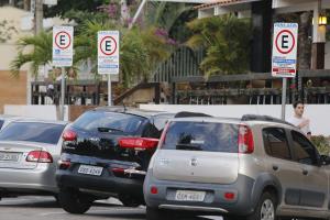 FORTALEZA-CE - 26.01.2015: trecho da Av. beira mar está com zona azul para estacionar. (foto:Fabio Lima/ O Povo)