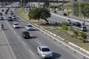 FORTALEZA, CE, BRASIL, 09-02-2015: Movimento do trânsito na BR-116. Acidentes de trânsito matam mais nas BRs cearenses. (Foto: Fábio Lima/O POVO)