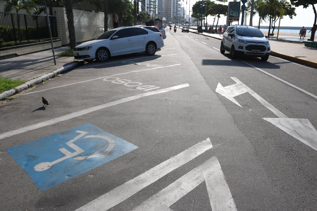 Vaga de estacionamento de deficiente e idoso (Foto: RODRIGO CARVALHO em 2015)