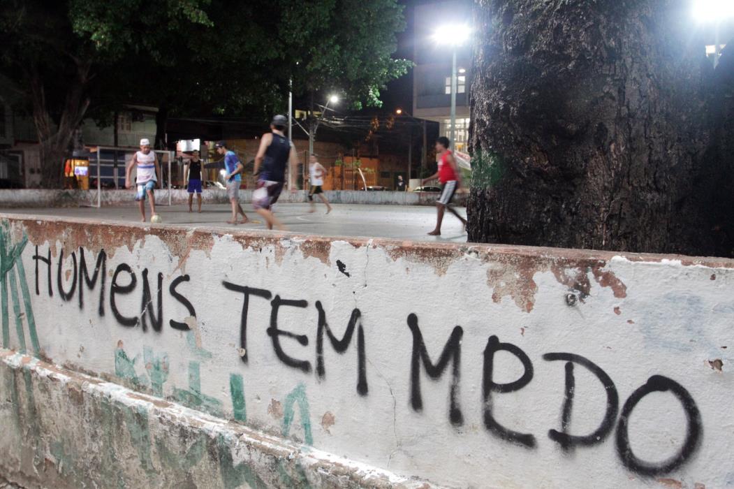 FORTALEZA, CE, BRASIL, 14-09-2015: Muro pichado, homens tem medo, no bairro Benfica. Pontos de assaltos em bairros da cidade. (Foto: Tatiana Fortes/O POVO) (Foto: TATIANA FORTES)