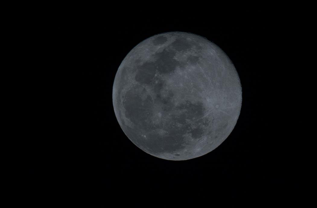 Lua azul, assim &eacute; chamada a segunda lua cheia no mesmo m&ecirc;s, fen&ocirc;meno que ocorre de tr&ecirc;s em tr&ecirc;s anos