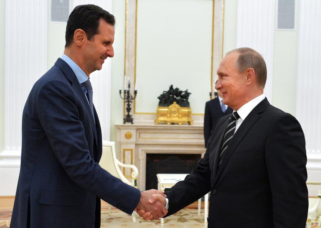 Russian President Vladimir Putin (R) shakes hands with his Syrian counterpart Bashar al-Assad (L) during their meeting at the Kremlin in Moscow on October 20, 2015. Syria's embattled President Bashar al-Assad made a surprise visit to Moscow on October 20 for talks with Russian President Vladimir Putin, his first foreign trip since the conflict erupted in 2011.  AFP PHOTO / RIA NOVOSTI / KREMLIN POOL / ALEXEY DRUZHININ(Foto: ALEXEY DRUZHININ)