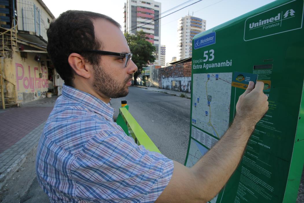 FORTALEZA, CE, BRASIL, 14-12-2015: Bicicletar completa 1 ano e jornalista João Marcelo entra na história e visita algumas estações das bicicletas compartilhadas. (Foto: Rodrigo Carvalho/O POVO)