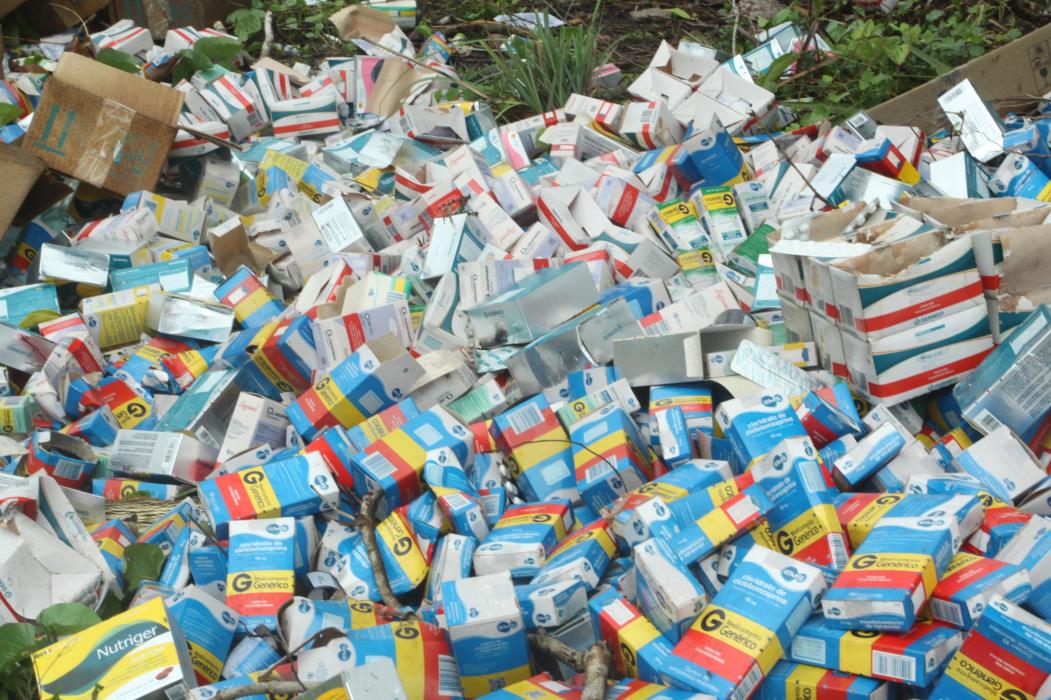 …nem na pia ou no sanitário. E o motivo é a contaminação do meio ambiente e os riscos de intoxicação humana