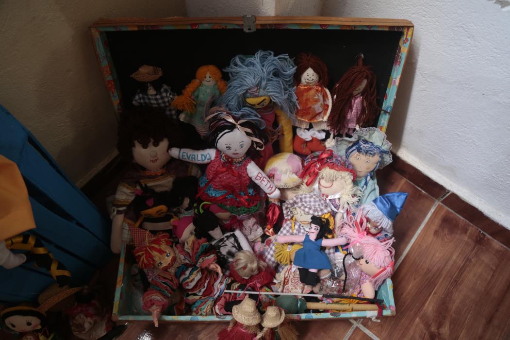 FORTALEZA, CE, BRASIL, 18-03-2016: Bonecas expostas no Museu da Boneca de Pano. Reabertura do Museu da Boneca de Pano, no bairro Planalto Pici, que passa a ter bonecas com necessidades especiais criadas por participantes. (Foto: Tatiana Fortes/ O POVO)