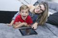 FORTALEZA, CE, BRASIL, 24-05-2016: Ivna Chaves, 28, usa o tablet com o filho Davi, 4 anos. Ci&ecirc;ncia & Sa&uacute;de - Sa&uacute;de ocular na era digital. (Foto: Camila de Almeida/O POVO)