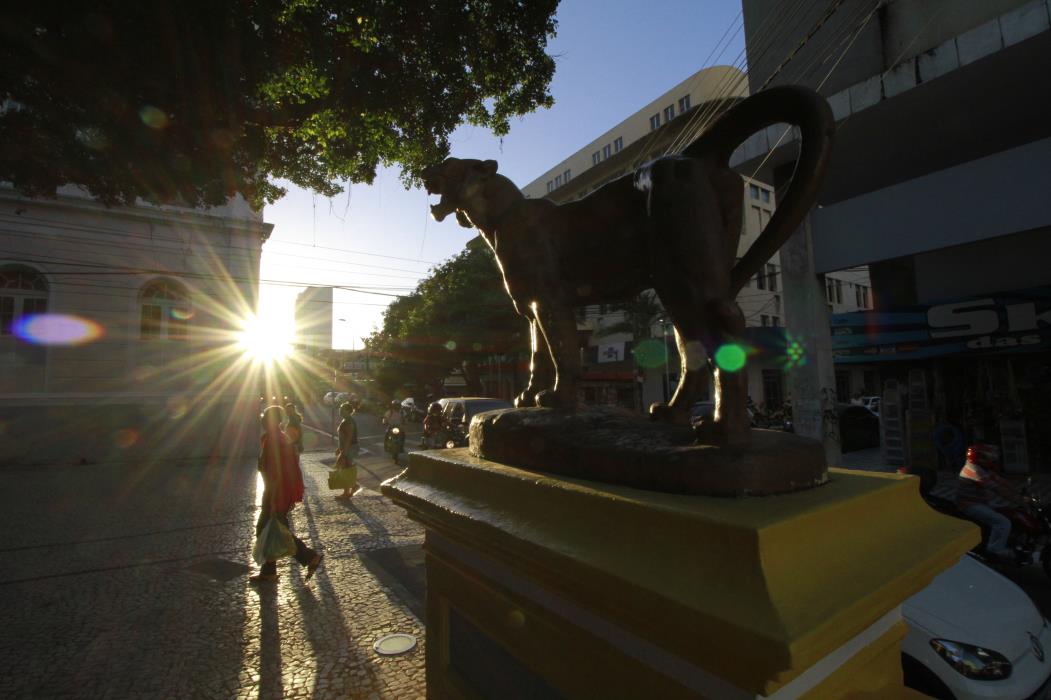  Praça dos Leões, no Centro de Fortaleza, passou por reforma em 2016. Praça reúne em seu redor prédios históricos como o Museu do Ceará e Academia Cearense de Letras (Foto: MATEUS DANTAS)