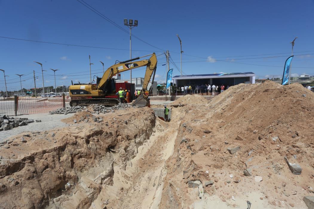 Instalação de cabos submarinos de fibra óptica acontece há décadas na Praia do Futuro