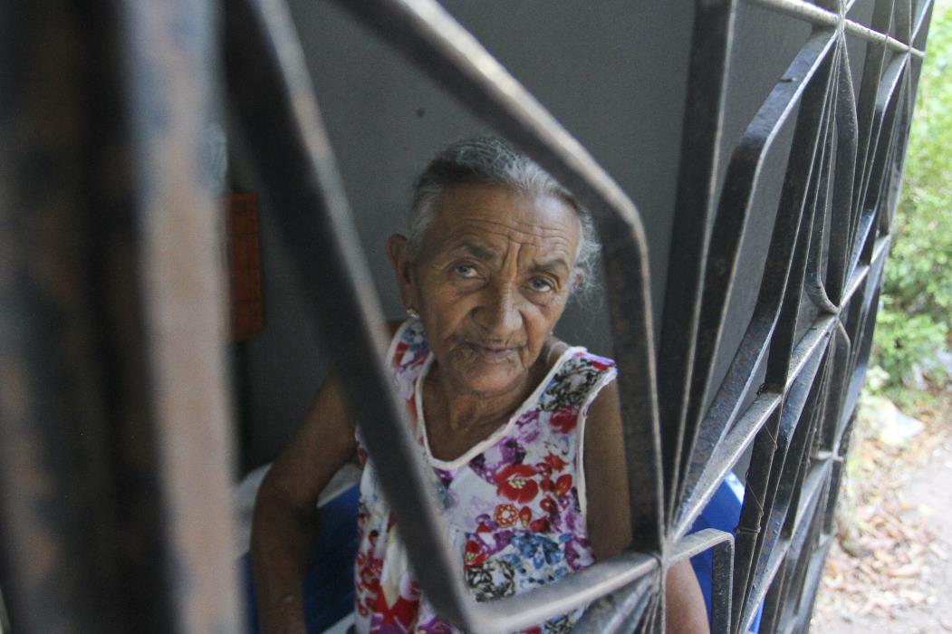 Maria Aldenir da Silva, aposentada, moradora da Vila Vicentina, localizada na Avenida Antônio Sales, no bairro Dionísio Torres(Foto: Tatiana Fortes/O POVO)