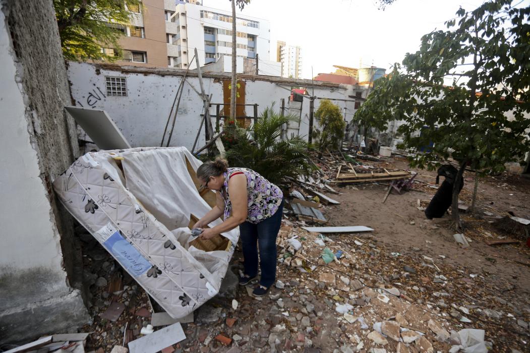 Vila Vicentina na Avenida Antônio Sales após demolição de algumas residências. Processo atual inclui reintegração de posse(Foto: Camila De Almeida)