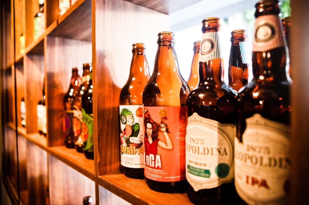 Cervejas artesanais de vários rótulos do Bar Hey Ho Beer Pub, localizado no bairro Meireles.  (Foto: ETHI ARCANJO)
