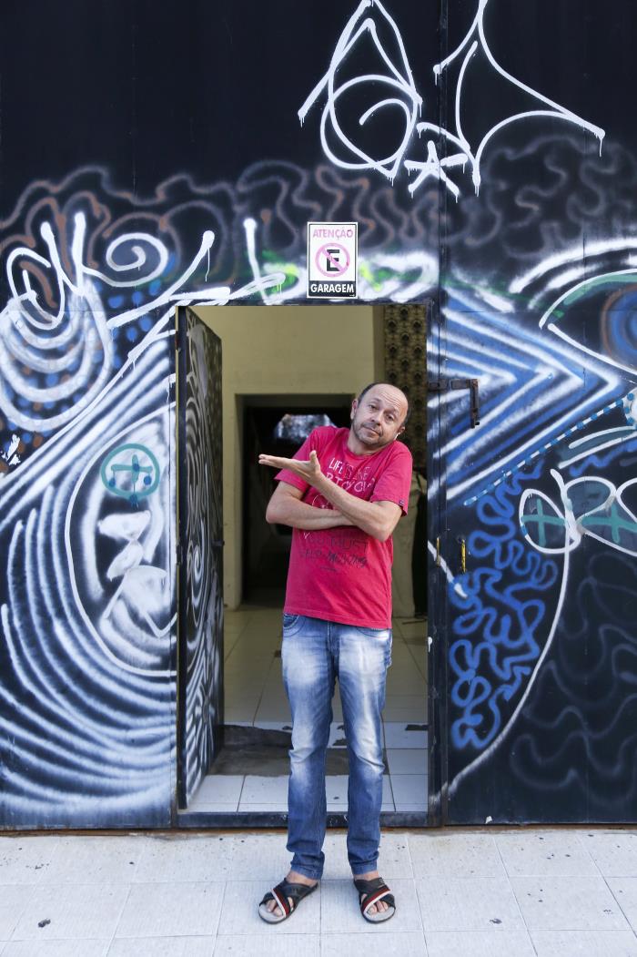 Carri Costa, ator, diretor e proprietário do Teatro da Praia, em foto feita  em abril de 2017