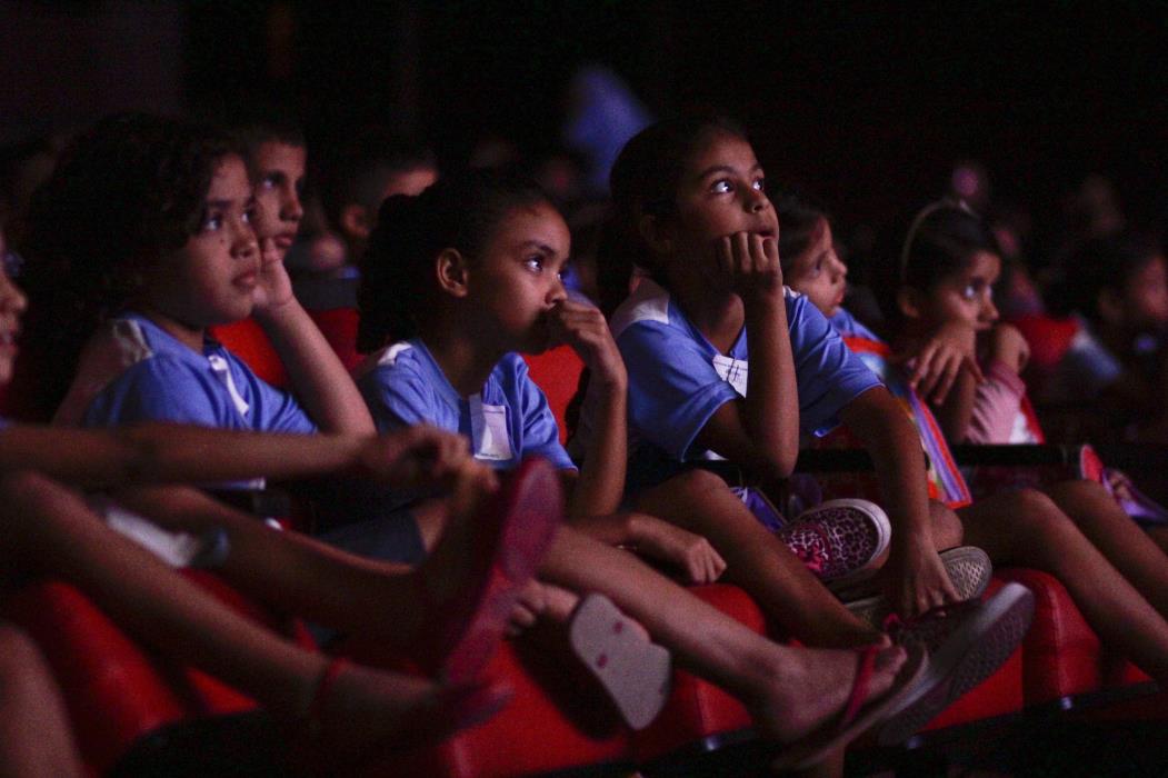 Crianças, alunos da rede municipal de ensino e do Lar Amigos de Jesus, assistem a filmes no Cineteatro São Luiz(Foto: AURÉLIO ALVES)