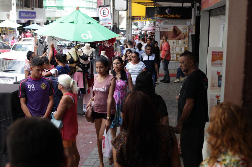 Comercio no Centro de Fortaleza e de shoppings deve apostar em muitas promoções. (Foto: AURÉLIO ALVES)
