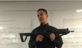 Em uma das fotos compartilhadas, o major aparece segurando a arma durante o curso