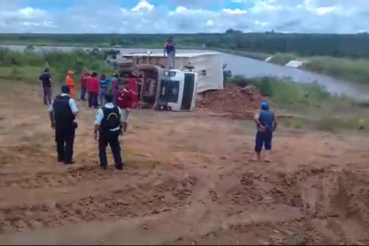 Caminhão tombou às margens da barragem