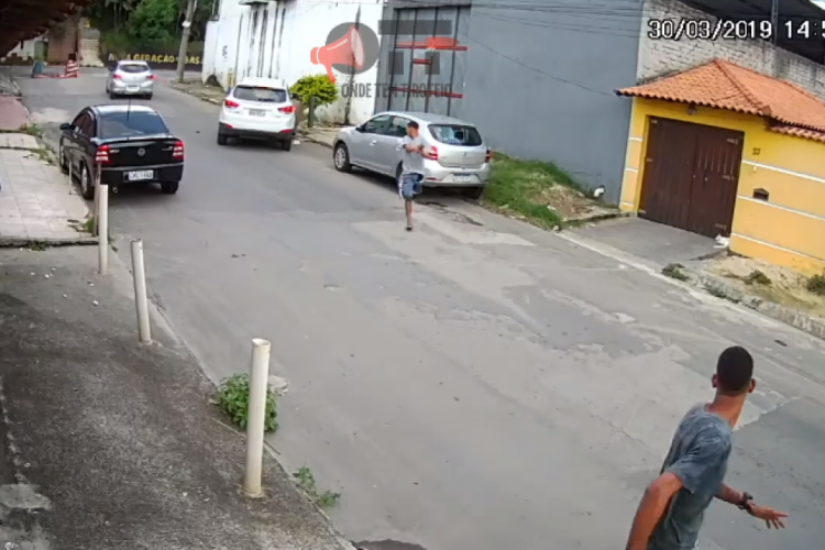 O motorista do veículo Toyota Corolla prata ainda tenta fugir dos assaltantes, mas estes conseguem alcançar o carro.