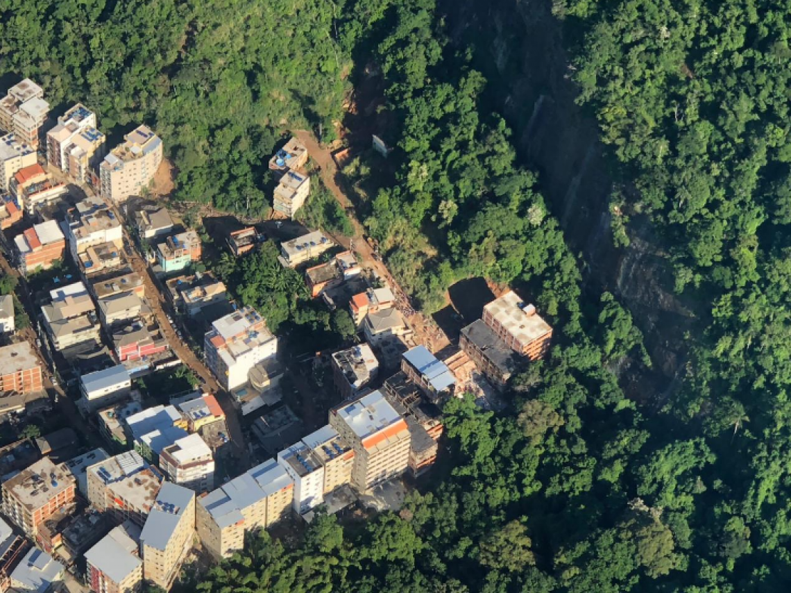 Equipes da Defesa Civil, Bombeiros, Guarda Municipal e Polícia Militar atuam no local Equipes da Defesa Civil, Bombeiros, Guarda Municipal e Polícia Militar atuam no local