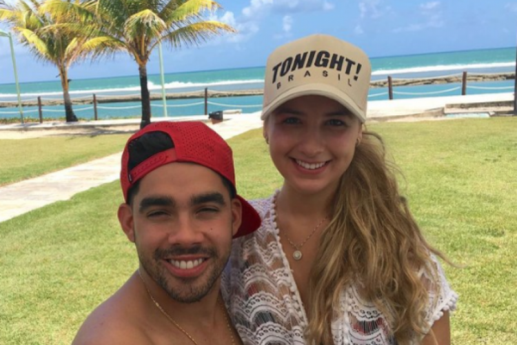 Cantor Gabriel Diniz pegou avião para fazer surpresa para namorada.