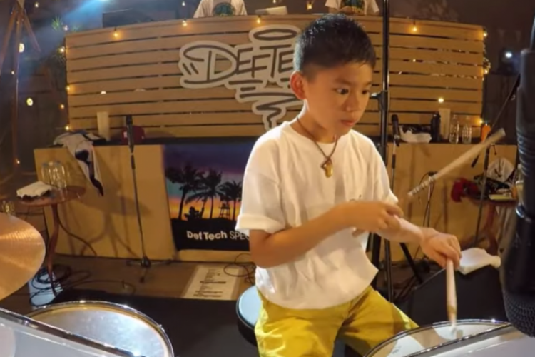 Cego desde quando nasceu, o menino de 12 anos tocou bateria na abertura da apresentação do grupo japonês em Osaka e emocionou não apenas seus pais, mas toda a plateia e até os músicos.

(foto: Reprodução YouTube)