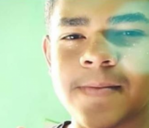 Ronald Miguel de Freitas de 15 anos voltava da igreja com a mãe quando foi atingido por um projétil Ronald Miguel de Freitas de 15 anos voltava da igreja com a mãe quando foi atingido por um projétil