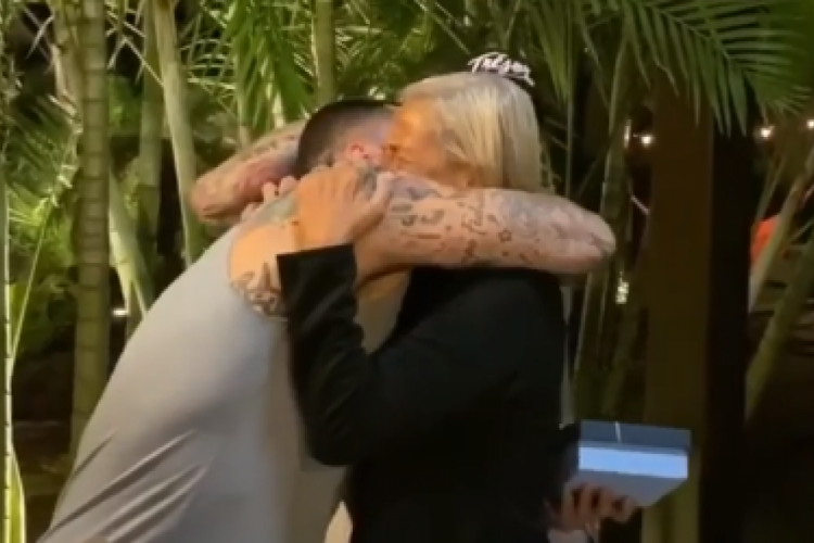 Com a surpresa, a mãe de Titto chorou emocionada(foto: Reprodução/Instagram)