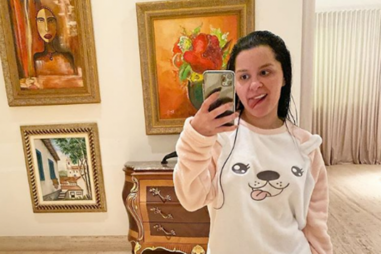 A cantora  também aproveitou a ocasião para realizar uma correção no septo.