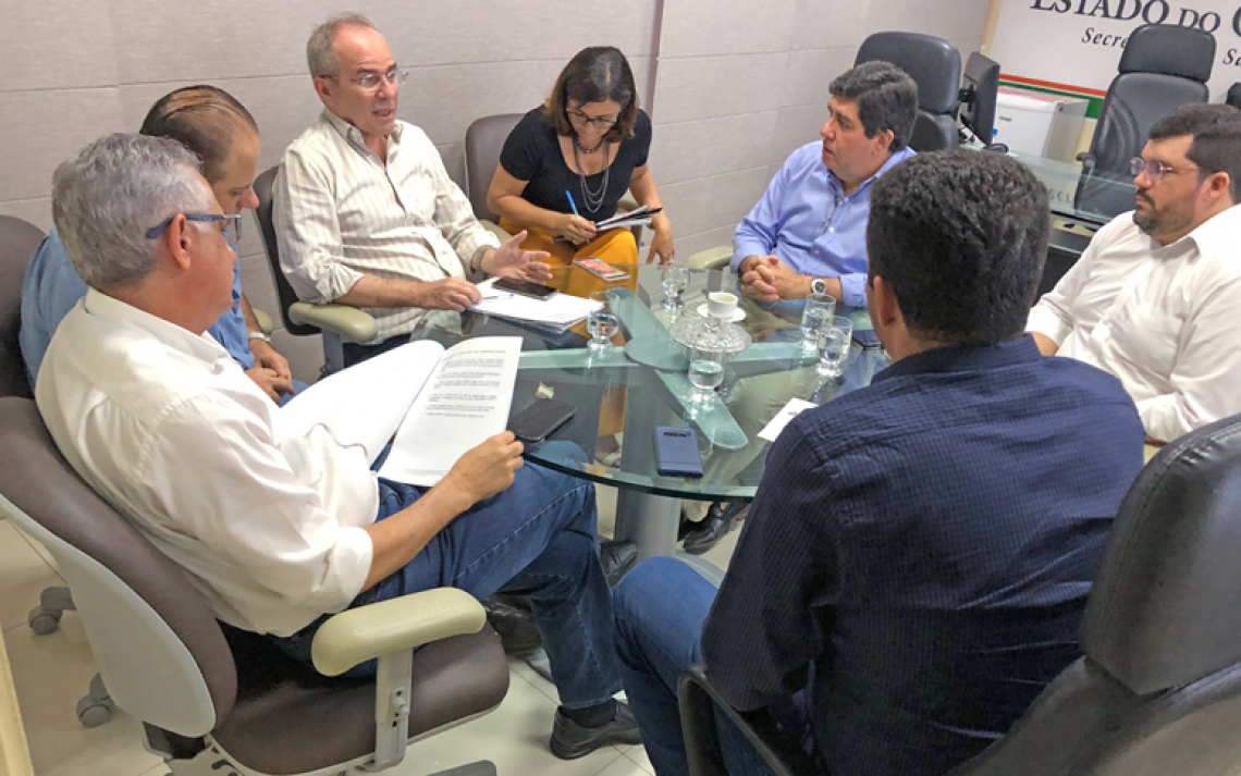 Doutor Cabeto e prefeitos durante a discussão sobre consórcios de saúde (Foto: SESA/DIVULGAÇÃO)