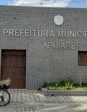 O homem está sendo investigado pela Justiça por atos de improbidade administrativa, denunciados pelo Ministério Público do Ceará (MP-CE).