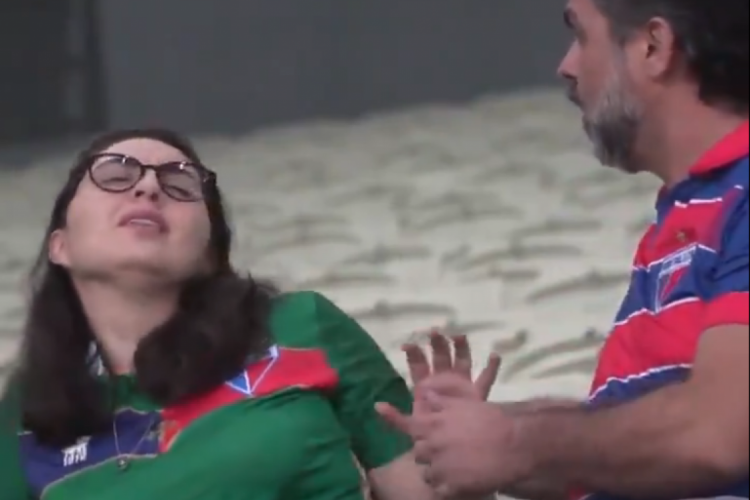 Em ação de marketing, dois atores encenam caso de agressão física contra mulher durante intervalo de partida Fortaleza x CSA.