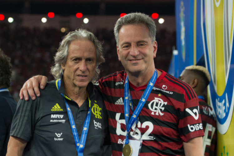 Mandatário quer manter treinador até fim de 2021, quando acaba o mandato 