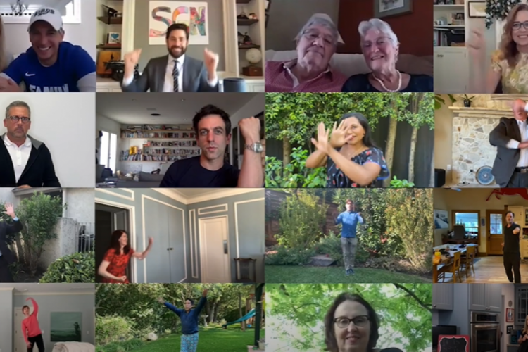 Reunião foi virtual e contou com a presença de amigos e familiares do casal, que recriou a cena do pedido de casamento do personagem de Krasinski 