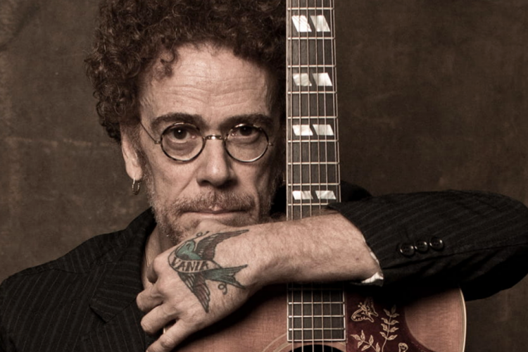 Cantor Nando Reis participa, com Duda Beat, de mais uma edição do Devassa Tropical Ao vivo, nesta sexta-feira, 25, às 21 horas
